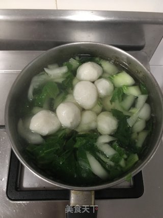 青菜鱼圆汤的做法步骤：5