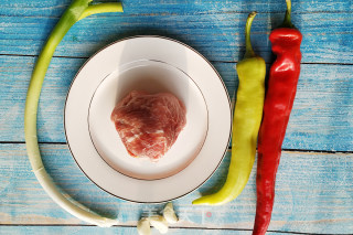 溜肉段——外酥里嫩，咸香可口的做法步骤：1