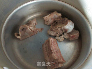 鹌鹑蛋娃娃菜肉骨汤的做法步骤：4