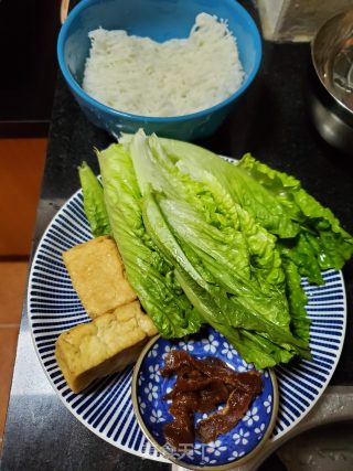 豆腐肉片汤米粉的做法步骤：1