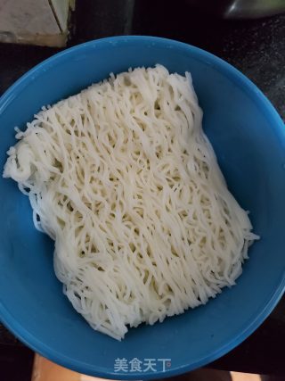 豆腐肉片汤米粉的做法步骤：2