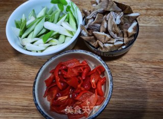 辣椒蒜苗炒肥肠的做法步骤：1