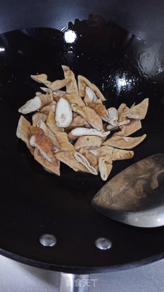 辣椒蒜苗炒肥肠的做法步骤：2