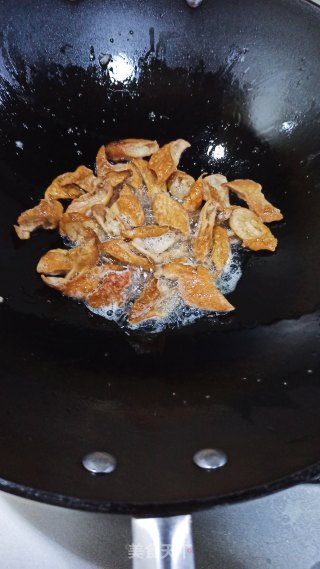 辣椒蒜苗炒肥肠的做法步骤：3
