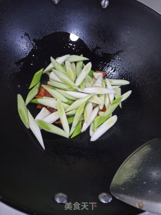 辣椒蒜苗炒肥肠的做法步骤：7