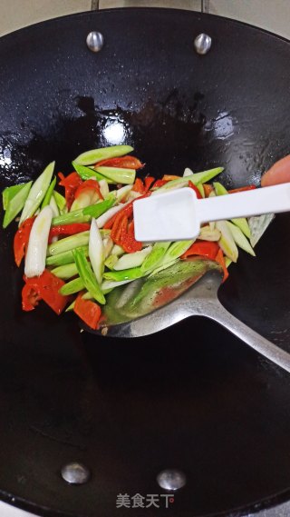 辣椒蒜苗炒肥肠的做法步骤：8
