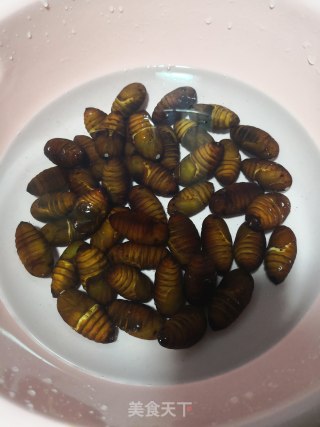 香炒蚕蛹的做法步骤：2