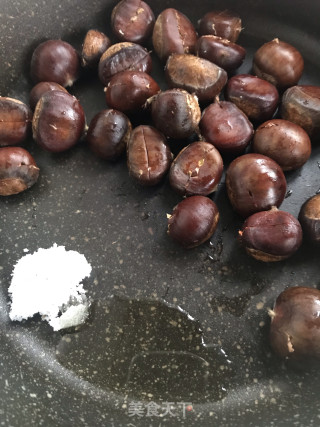 炒栗子的做法步骤：2