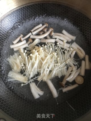 菌菇蛋皮汤的做法步骤：2