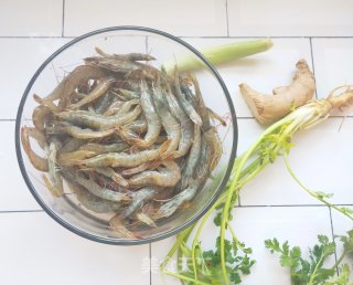 在家做和饭店味道一样的红烧海虾的做法步骤：1