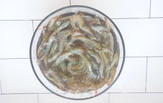 在家做和饭店味道一样的红烧海虾的做法步骤：2
