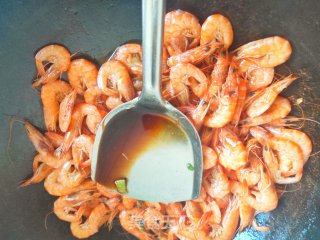 在家做和饭店味道一样的红烧海虾的做法步骤：5