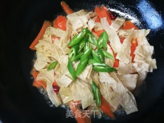 尖椒胡萝卜炒人造肉的做法步骤：8