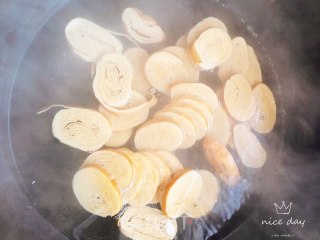 老干妈烧豆皮丝的做法步骤：2