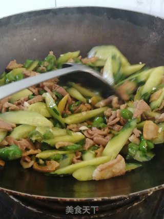 黄瓜炒肉的做法步骤：12