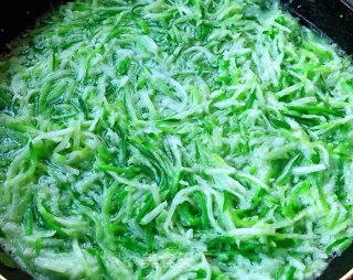 萝卜丝日本豆腐虾汤的做法步骤：2
