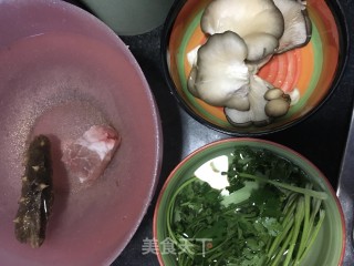 海参蘑菇荞麦面的做法步骤：1