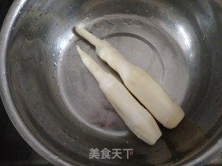 番茄肉丝茭白汤的做法步骤：1