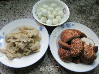 鹌鹑蛋花菇烧面筋的做法步骤：1