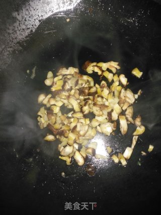 香菇油菜鸡腿鸡蛋炒饭的做法步骤：5