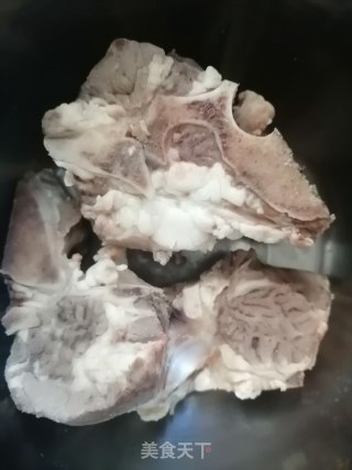 牛骨汤的做法步骤：1
