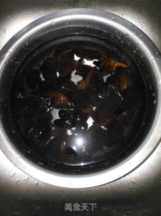双椒木耳烩玉子豆腐的做法步骤：2