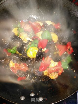 双椒木耳烩玉子豆腐的做法步骤：15