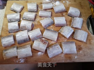 茄汁带鱼的做法步骤：2