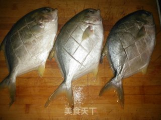电饼铛烤鲳鱼的做法步骤：1