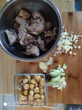 栗子炖鸡的做法步骤：3