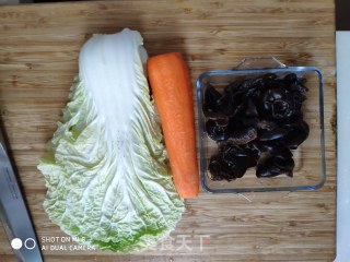 醋溜白菜木耳的做法步骤：1