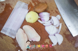 12个月以上咖喱鸡翅面的做法步骤：1