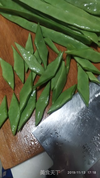 猪肉炒扁豆的做法步骤：2