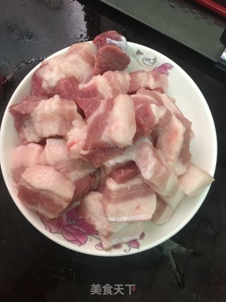 板栗焖五花肉的做法步骤：1