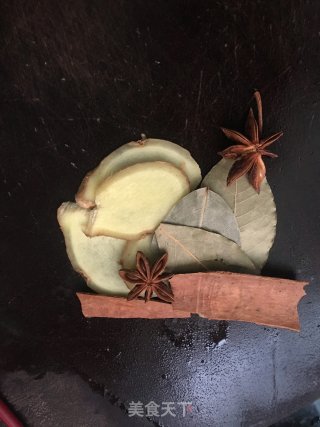 板栗焖五花肉的做法步骤：3