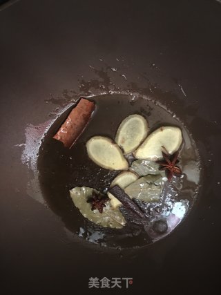 板栗焖五花肉的做法步骤：5