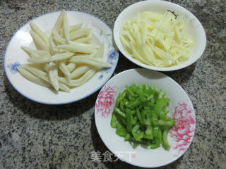 青椒土豆丝炒面鱼的做法步骤：1
