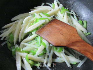 青椒土豆丝炒面鱼的做法步骤：4