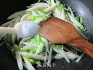 青椒土豆丝炒面鱼的做法步骤：5