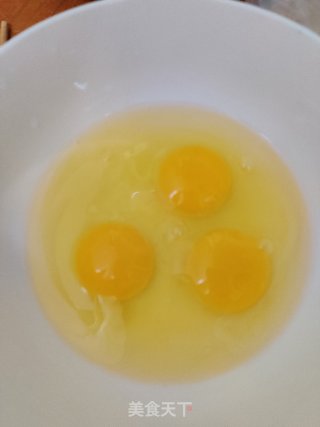 青椒洋葱虾皮炒鸡蛋的做法步骤：2
