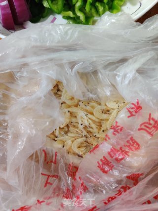 青椒洋葱虾皮炒鸡蛋的做法步骤：3