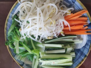 油泼辣子蔬菜拌面两人份的做法步骤：2