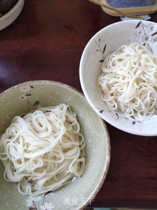 油泼辣子蔬菜拌面两人份的做法步骤：4