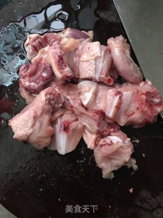 马蹄无花果炖鸡汤的做法步骤：2