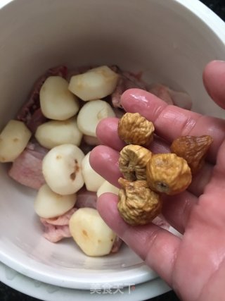 马蹄无花果炖鸡汤的做法步骤：4