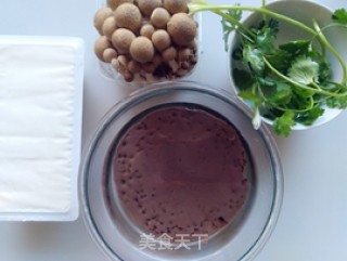 双色豆腐菌菇汤的做法步骤：1