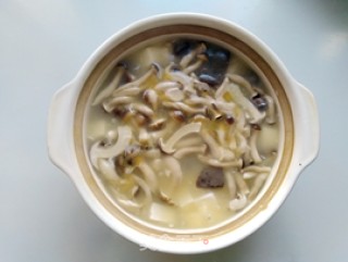 双色豆腐菌菇汤的做法步骤：7
