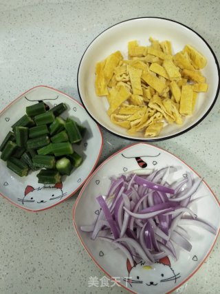 豆干炒秋葵的做法步骤：4