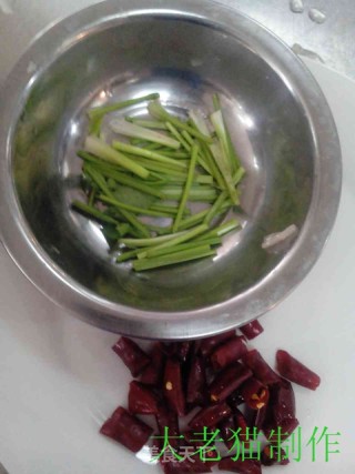 五花肉炖萝卜黄豆的做法步骤：3