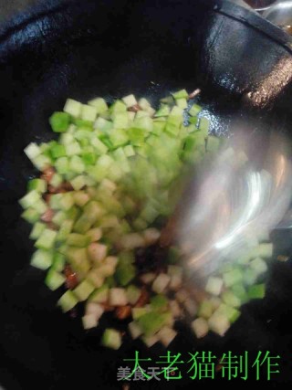 五花肉炖萝卜黄豆的做法步骤：6